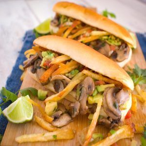 Hot dog Mexicano con guacamole y pico de gallo!
