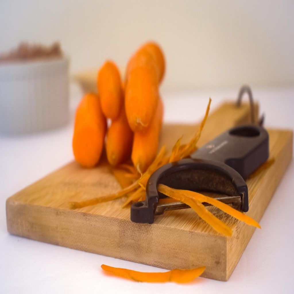 Zanahorias en tabla de cortar