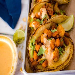 Tacos de Patata dulce y salsa de cacahuates con chile chipotle