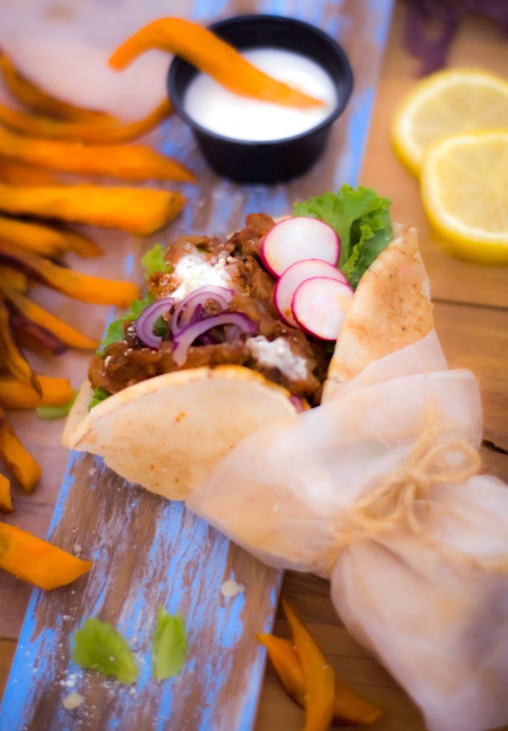 Gyros vegetarianos con papas de camote