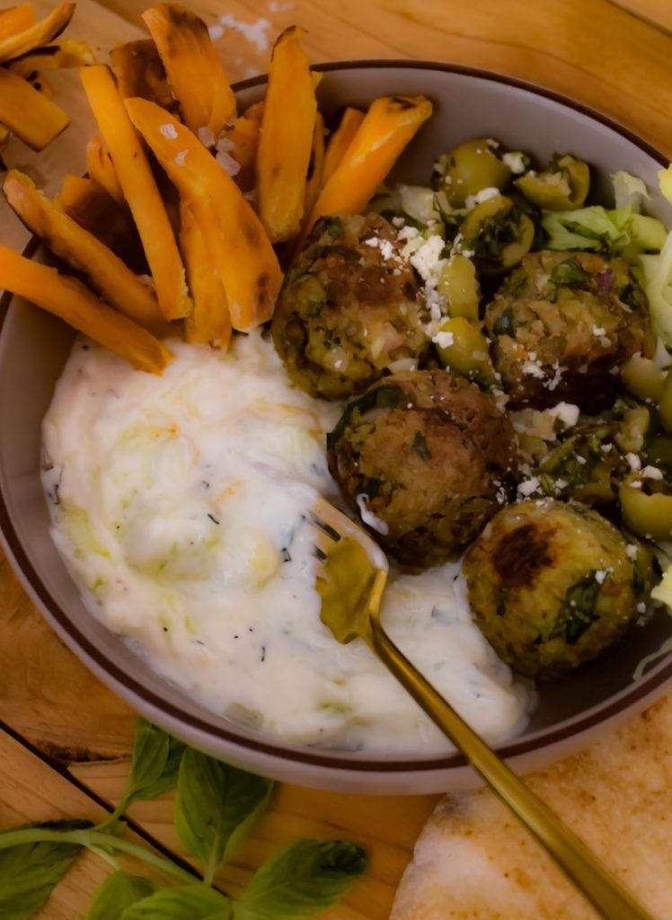 Tazon de albondigas vegetarianas y Tzatziki