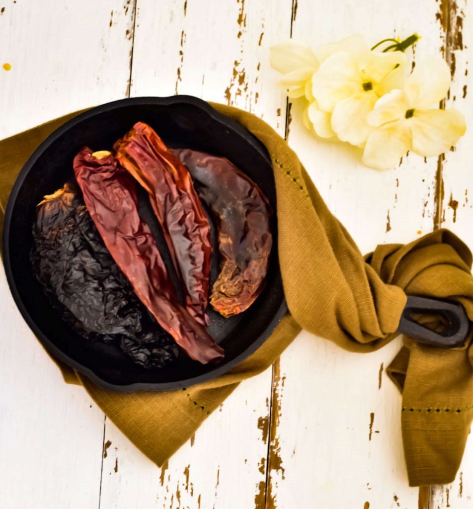 Técnicas Prehispánicas de limpieza y tatemado de chiles secos.