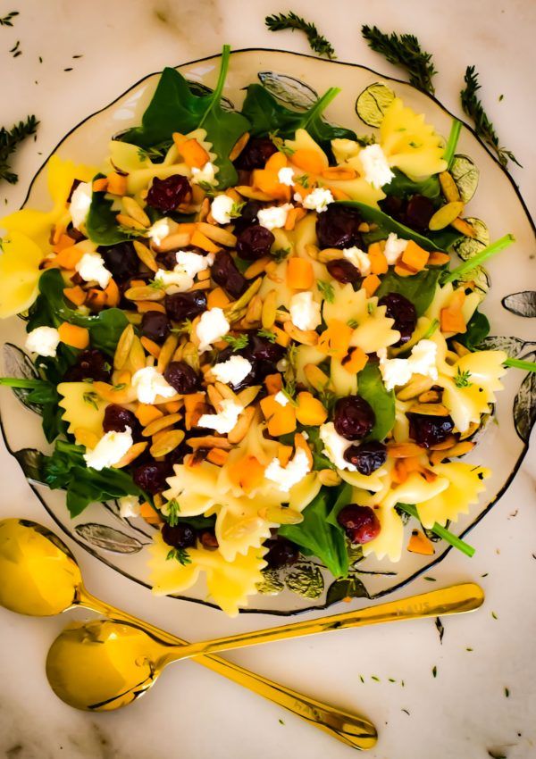 Ensalada de Farfalla arándanos camote pepitas de calabaza