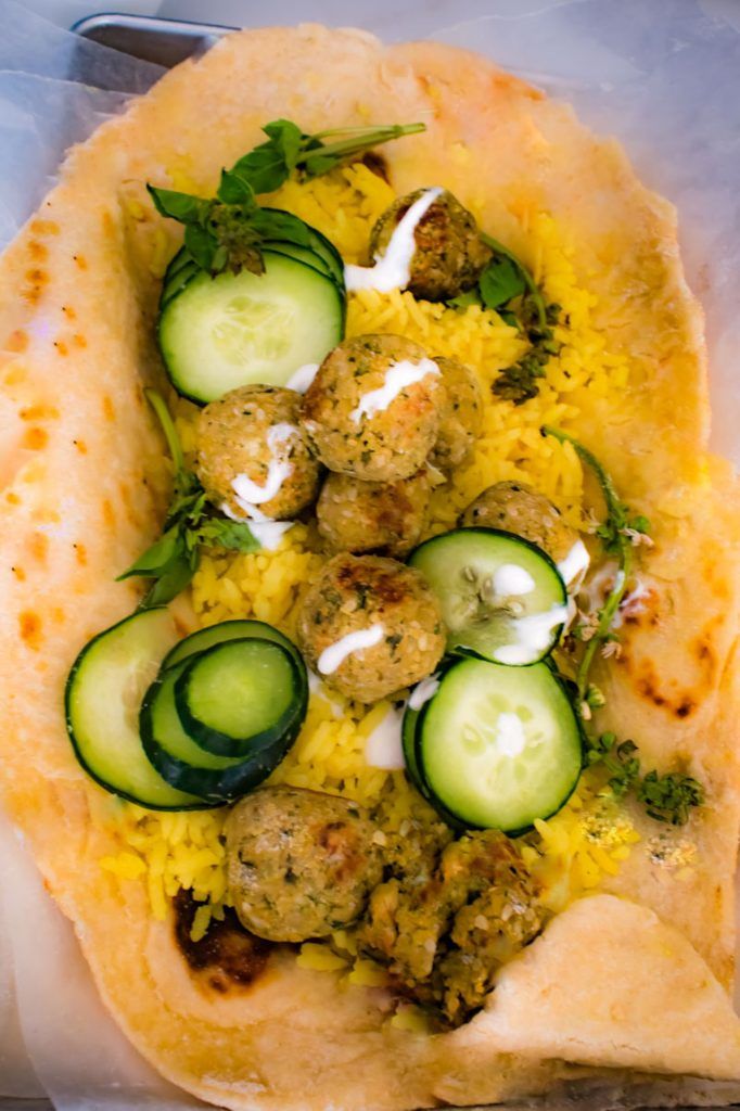 Naan envuelto a falafel y arroz dorado en salsa de yogur Griego
