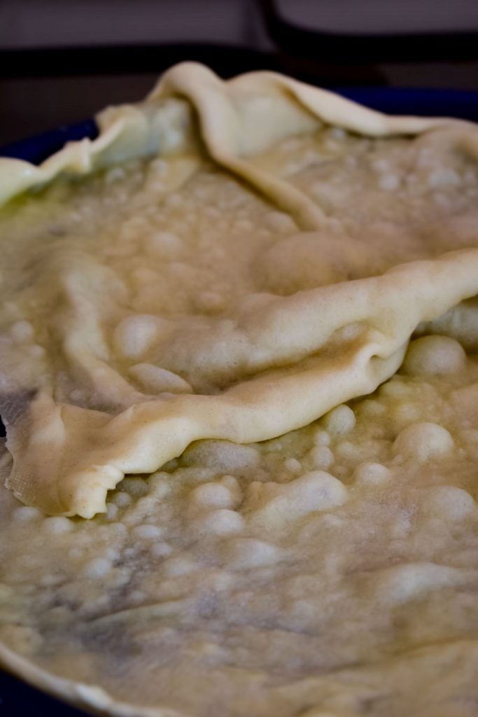 Naan en comal en proceso de cocción.