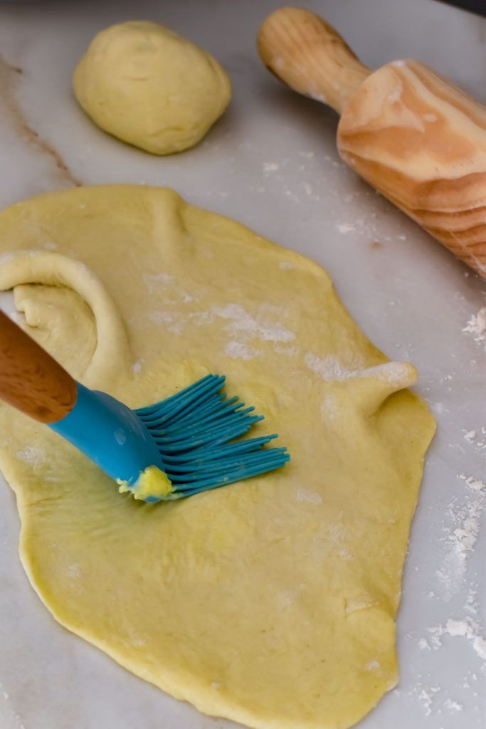 Naan untando mantequilla.