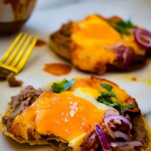 Salsa chipotle tostadas y huevos fritos.