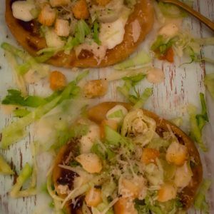 Cesar salad en Mini naan pizza