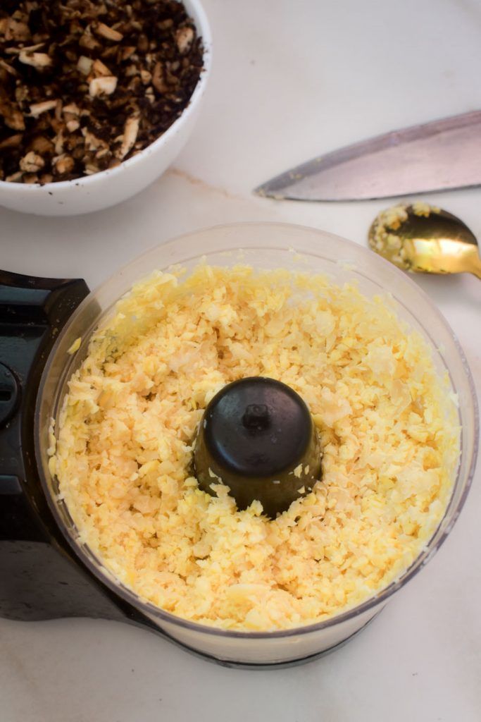Garbanzos molidos en procesador de alimentos.